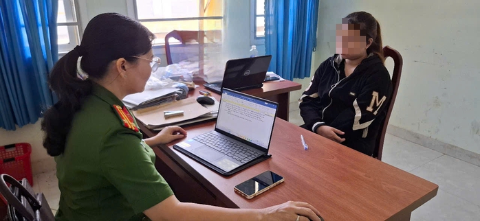 Tạm giữ bảo mẫu bạo hành bé gái 2 tuổi tại điểm giữ trẻ tự phát- Ảnh 1. Tạm giữ bảo mẫu bạo hành bé gái 2 tuổi tại điểm giữ trẻ tự phát- Ảnh 1.