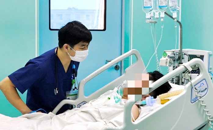 Nam thanh niên 22 tuổi nguy kịch do viêm não mô cầu- Ảnh 1. Nam thanh niên 22 tuổi nguy kịch do viêm não mô cầu- Ảnh 1.