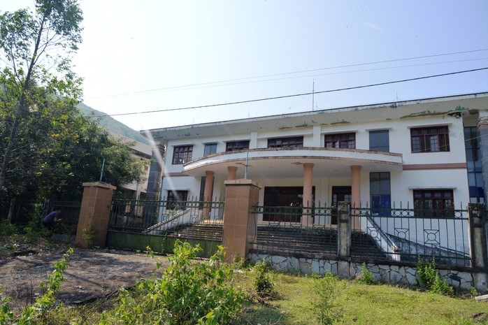 Cận cảnh loạt trụ sở "khủng" ở Quảng Ngãi bị bỏ hoang, nhìn mà tiếc - Ảnh 14. Cận cảnh loạt trụ sở "khủng" ở Quảng Ngãi bị bỏ hoang, nhìn mà tiếc - Ảnh 14.
