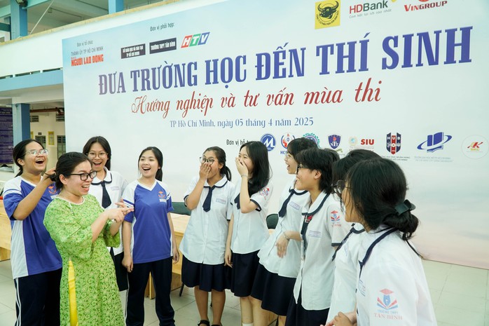 Trực tuyến “Đưa trường học đến thí sinh”: Chọn ngành học gì để góp phần phát triển TP HCM?- Ảnh 1.