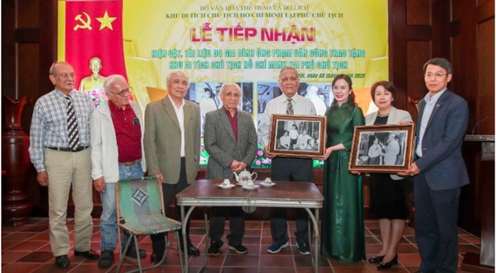Khu Di tích Chủ tịch Hồ Chí Minh tại Phủ Chủ tịch tiếp nhận hiện vật do gia đình cụ ông Phạm Văn Công trao tặngẢnh: NAM NGUYỄN Khu Di tích Chủ tịch Hồ Chí Minh tại Phủ Chủ tịch tiếp nhận hiện vật do gia đình cụ ông Phạm Văn Công trao tặngẢnh: NAM NGUYỄN