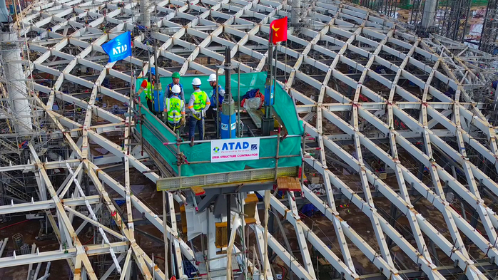 Hình ảnh nâng mái thép nhà ga sân bay Long Thành nặng hơn 5.300 tấn lên đỉnh mái- Ảnh 6.