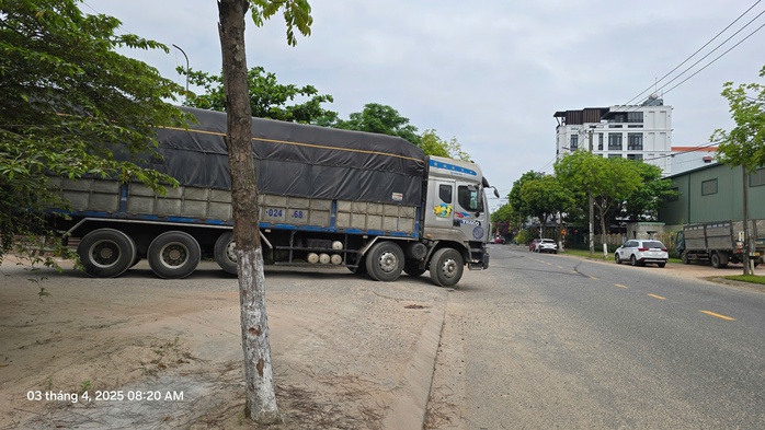 Diễn biến nóng vụ dự án biệt thự ven sông Đà Nẵng thành bãi xe container, tập kết phế liệu- Ảnh 2. Diễn biến nóng vụ dự án biệt thự ven sông Đà Nẵng thành bãi xe container, tập kết phế liệu- Ảnh 2.
