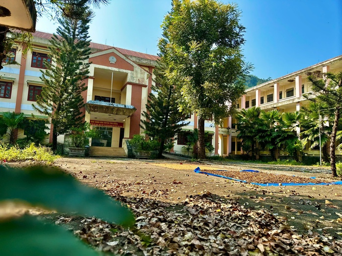 Cận cảnh loạt trụ sở "khủng" ở Quảng Ngãi bị bỏ hoang, nhìn mà tiếc - Ảnh 13. Cận cảnh loạt trụ sở "khủng" ở Quảng Ngãi bị bỏ hoang, nhìn mà tiếc - Ảnh 13.