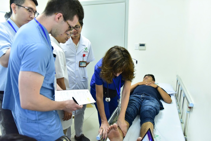 Gắng gượng chịu đau vì không có tiền thay khớp háng- Ảnh 1. Gắng gượng chịu đau vì không có tiền thay khớp háng- Ảnh 1.