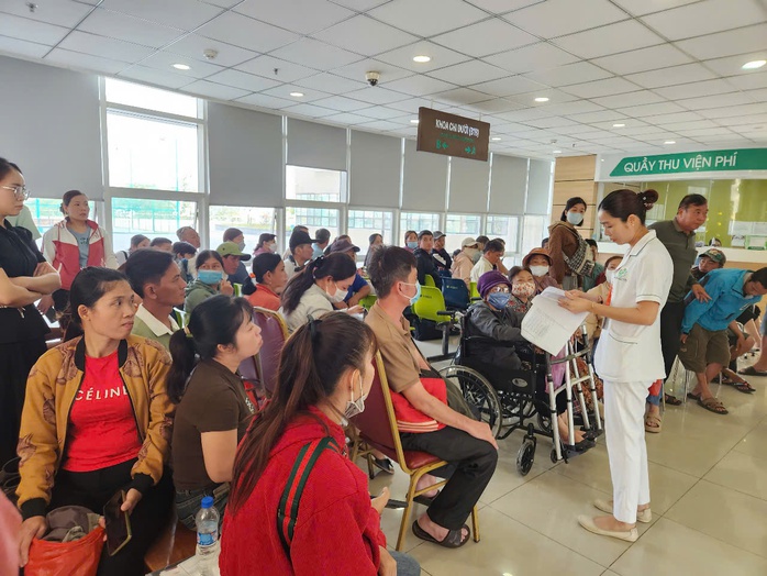 Gắng gượng chịu đau vì không có tiền thay khớp háng- Ảnh 2. Gắng gượng chịu đau vì không có tiền thay khớp háng- Ảnh 2.