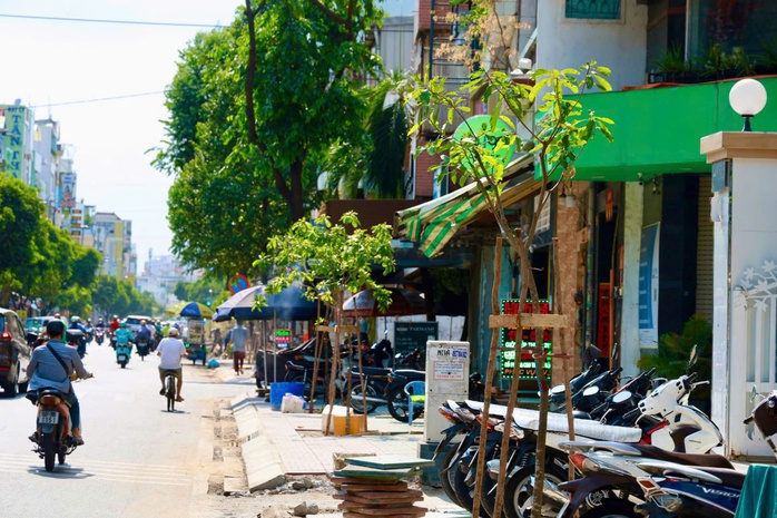 Bóng mát rút lui, TP HCM ngột ngạt giữa nắng hè đầu mùa- Ảnh 9. Bóng mát rút lui, TP HCM ngột ngạt giữa nắng hè đầu mùa- Ảnh 9.