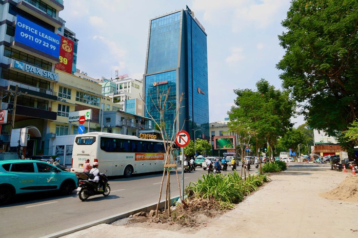 Bóng mát rút lui, TP HCM ngột ngạt giữa nắng hè đầu mùa- Ảnh 1. Bóng mát rút lui, TP HCM ngột ngạt giữa nắng hè đầu mùa- Ảnh 1.