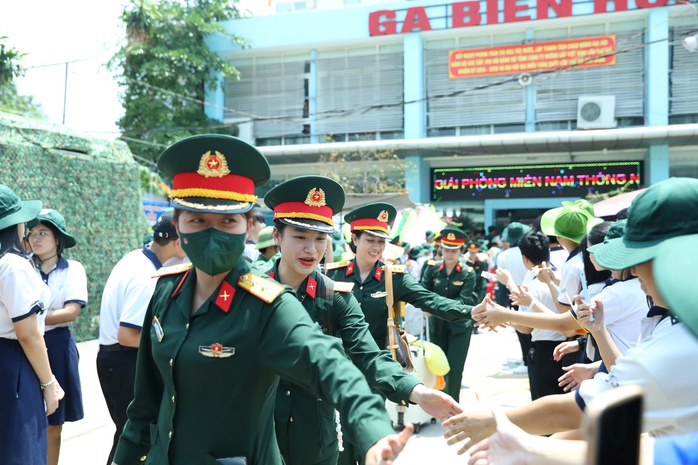 CLIP: Chuyến tàu "đặc biệt" chở hàng ngàn quân nhân diễu binh, diễu hành đã đến Đồng Nai- Ảnh 1. CLIP: Chuyến tàu "đặc biệt" chở hàng ngàn quân nhân diễu binh, diễu hành đã đến Đồng Nai- Ảnh 1.