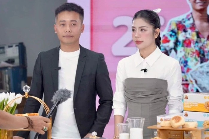 Quang Linh Vlogs: từ người nổi tiếng với nông dân nghèo đến vòng lao lý- Ảnh 1. Quang Linh Vlogs: từ người nổi tiếng với nông dân nghèo đến vòng lao lý- Ảnh 1.