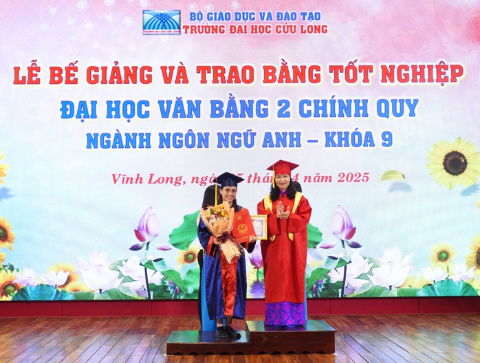 Trao bằng tốt nghiệp cử nhân ngành Ngôn ngữ Anh cho 109 sinh viên- Ảnh 2. Trao bằng tốt nghiệp cử nhân ngành Ngôn ngữ Anh cho 109 sinh viên- Ảnh 2.
