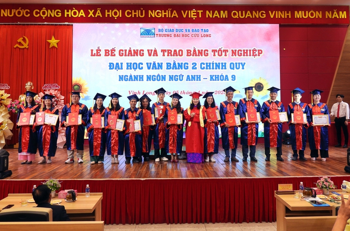 Trao bằng tốt nghiệp cử nhân ngành Ngôn ngữ Anh cho 109 sinh viên- Ảnh 3. Trao bằng tốt nghiệp cử nhân ngành Ngôn ngữ Anh cho 109 sinh viên- Ảnh 3.