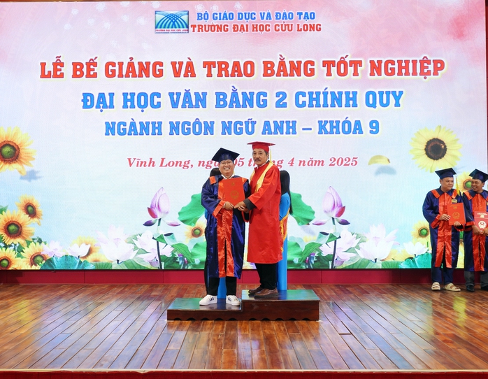 Trao bằng tốt nghiệp cử nhân ngành Ngôn ngữ Anh cho 109 sinh viên- Ảnh 4. Trao bằng tốt nghiệp cử nhân ngành Ngôn ngữ Anh cho 109 sinh viên- Ảnh 4.