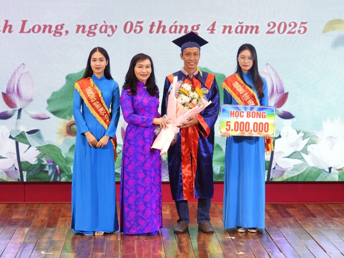 Trao bằng tốt nghiệp cử nhân ngành Ngôn ngữ Anh cho 109 sinh viên- Ảnh 5. Trao bằng tốt nghiệp cử nhân ngành Ngôn ngữ Anh cho 109 sinh viên- Ảnh 5.