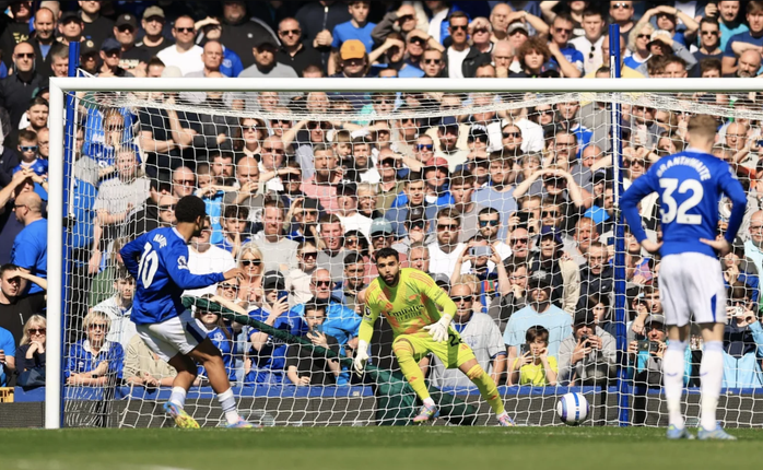 Arsenal bị Everton cầm chân, cạn dần hy vọng đua vô địch- Ảnh 4. Arsenal bị Everton cầm chân, cạn dần hy vọng đua vô địch- Ảnh 4.