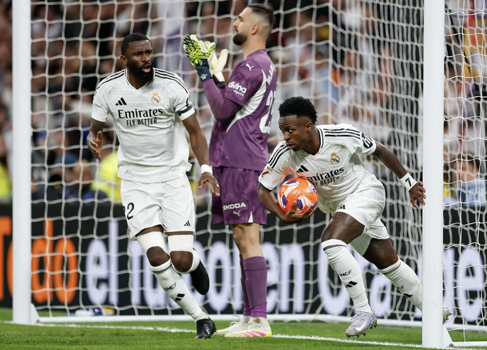 Real Madrid gục ngã tại Bernabeu, Barcelona bị đội bóng của Antony chia điểm- Ảnh 4. Real Madrid gục ngã tại Bernabeu, Barcelona bị đội bóng của Antony chia điểm- Ảnh 4.