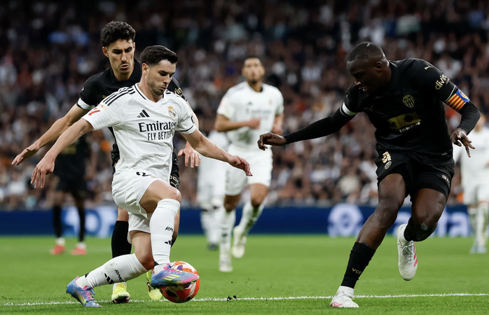 Real Madrid gục ngã tại Bernabeu, Barcelona bị đội bóng của Antony chia điểm- Ảnh 2. Real Madrid gục ngã tại Bernabeu, Barcelona bị đội bóng của Antony chia điểm- Ảnh 2.