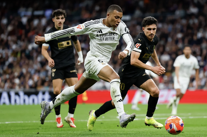 Real Madrid gục ngã tại Bernabeu, Barcelona bị đội bóng của Antony chia điểm- Ảnh 3. Real Madrid gục ngã tại Bernabeu, Barcelona bị đội bóng của Antony chia điểm- Ảnh 3.