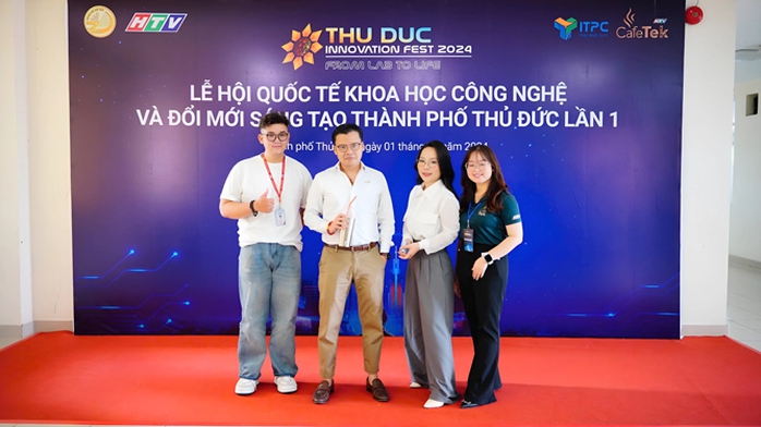 Phạm Đức Phong (bìa trái) tự nhận chưa vượt trội về chuyên môn song có thể kết nối và đồng hành với cộng sự hết sức chân thành và trách nhiệm Phạm Đức Phong (bìa trái) tự nhận chưa vượt trội về chuyên môn song có thể kết nối và đồng hành với cộng sự hết sức chân thành và trách nhiệm