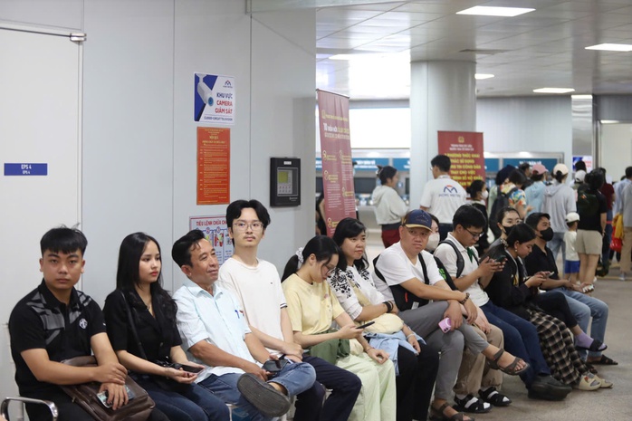 Người dân vui mừng khi Công an TP HCM triển khai việc này tại ga Metro số 1- Ảnh 1. Người dân vui mừng khi Công an TP HCM triển khai việc này tại ga Metro số 1- Ảnh 1.