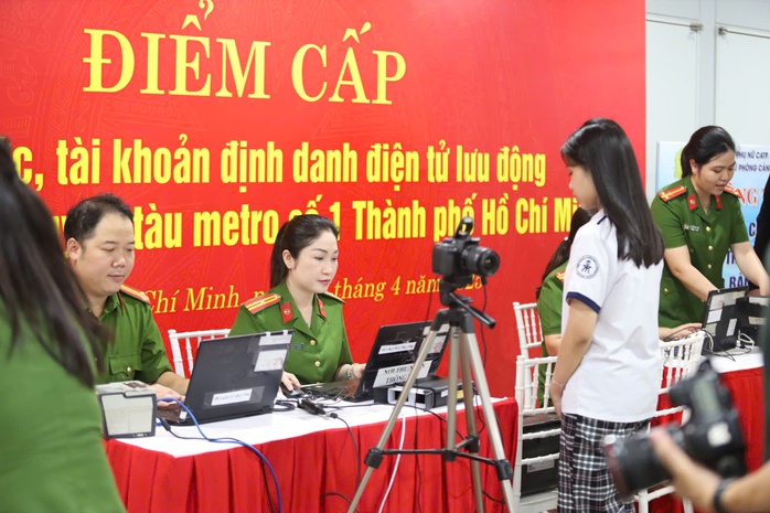 Người dân vui mừng khi Công an TP HCM triển khai việc này tại ga Metro số 1- Ảnh 4. Người dân vui mừng khi Công an TP HCM triển khai việc này tại ga Metro số 1- Ảnh 4.