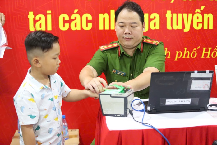 Người dân vui mừng khi Công an TP HCM triển khai việc này tại ga Metro số 1- Ảnh 5. Người dân vui mừng khi Công an TP HCM triển khai việc này tại ga Metro số 1- Ảnh 5.