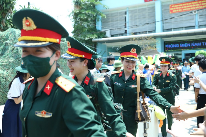 CLIP: Chuyến tàu "đặc biệt" chở hàng ngàn quân nhân diễu binh, diễu hành đã đến Đồng Nai- Ảnh 8. CLIP: Chuyến tàu "đặc biệt" chở hàng ngàn quân nhân diễu binh, diễu hành đã đến Đồng Nai- Ảnh 8.