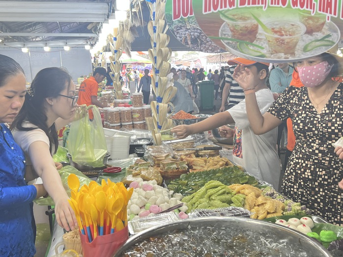 CLIP: Lễ hội Bánh dân gian Nam Bộ đông nghẹt thực khách- Ảnh 4.