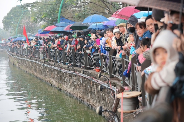 Hàng ngàn người dân đội mưa cổ vũ đua thuyền rồng chào mừng dịp lễ Giỗ Tổ Hùng Vương- Ảnh 6. Hàng ngàn người dân đội mưa cổ vũ đua thuyền rồng chào mừng dịp lễ Giỗ Tổ Hùng Vương- Ảnh 6.