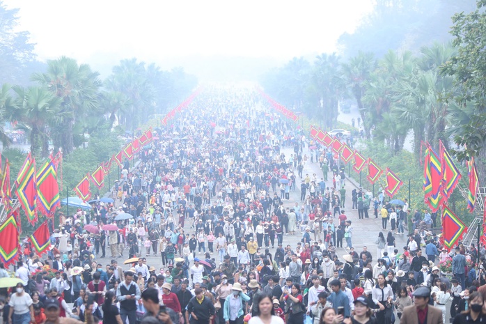 Hàng vạn người dân đổ về đền Hùng dâng hương - Ảnh 2. Hàng vạn người dân đổ về đền Hùng dâng hương - Ảnh 2.