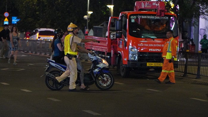 Bộ đội xuyên đêm triển khai trận địa pháo lễ cho ngày 30 tháng 4- Ảnh 1. Bộ đội xuyên đêm triển khai trận địa pháo lễ cho ngày 30 tháng 4- Ảnh 1.