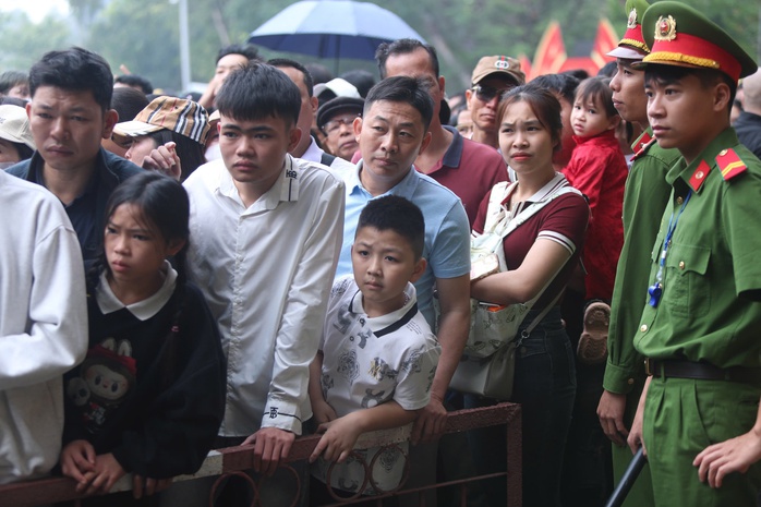 Hàng vạn người dân đổ về đền Hùng dâng hương - Ảnh 6. Hàng vạn người dân đổ về đền Hùng dâng hương - Ảnh 6.