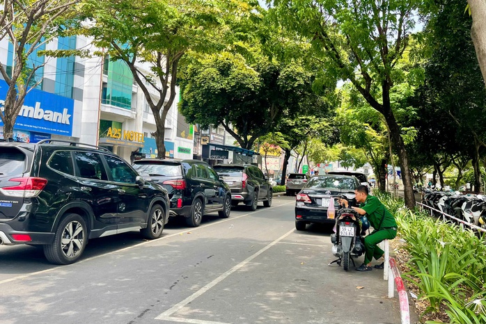 Việc thu phí đỗ ô tô trên đường Hai Bà Trưng, quận 1, TP HCM bằng công nghệ RFID bước đầu cho thấy hiệu quảẢnh: ANH VŨ Việc thu phí đỗ ô tô trên đường Hai Bà Trưng, quận 1, TP HCM bằng công nghệ RFID bước đầu cho thấy hiệu quảẢnh: ANH VŨ