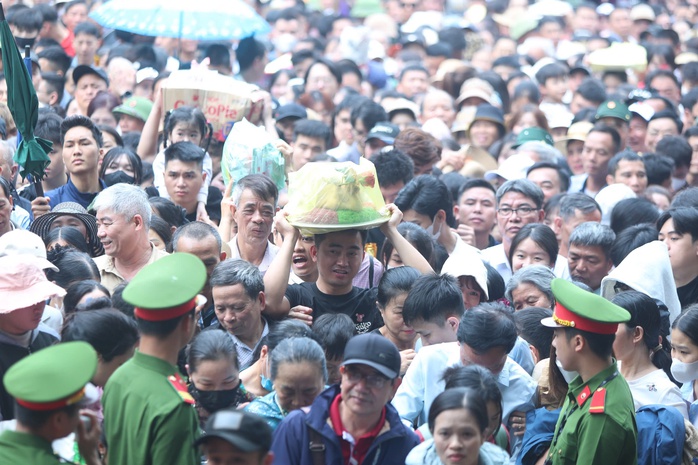 Hàng vạn người dân đổ về đền Hùng dâng hương - Ảnh 3. Hàng vạn người dân đổ về đền Hùng dâng hương - Ảnh 3.