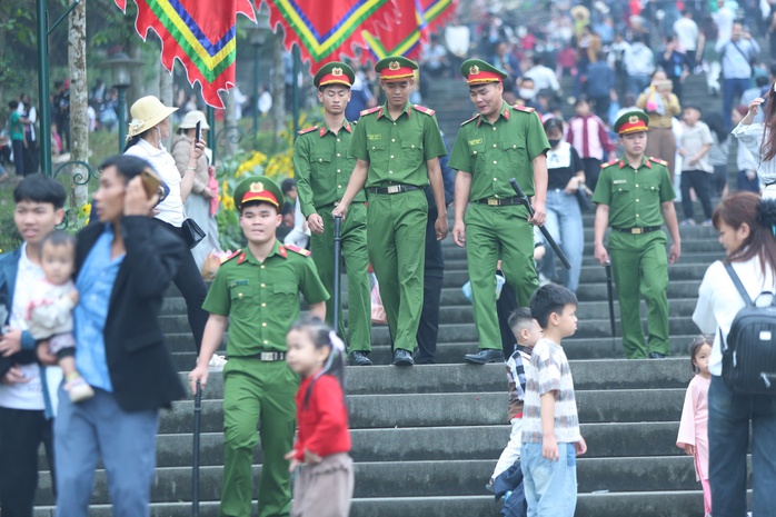 Hàng vạn người dân đổ về đền Hùng dâng hương - Ảnh 8. Hàng vạn người dân đổ về đền Hùng dâng hương - Ảnh 8.