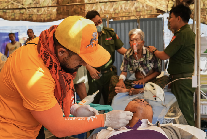 Tình nguyện viên hỗ trợ nạn nhân trận động đất ở thủ đô Naypyidaw - Myanmar ngày 4-4 Ảnh: AP Tình nguyện viên hỗ trợ nạn nhân trận động đất ở thủ đô Naypyidaw - Myanmar ngày 4-4 Ảnh: AP