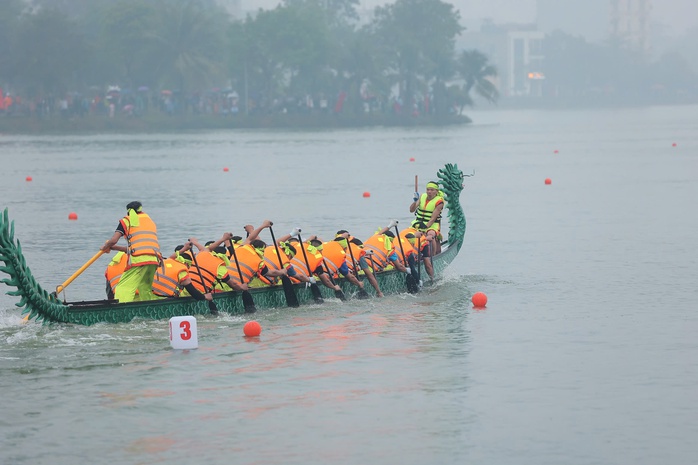 Hàng ngàn người dân đội mưa cổ vũ đua thuyền rồng chào mừng dịp lễ Giỗ Tổ Hùng Vương- Ảnh 4. Hàng ngàn người dân đội mưa cổ vũ đua thuyền rồng chào mừng dịp lễ Giỗ Tổ Hùng Vương- Ảnh 4.