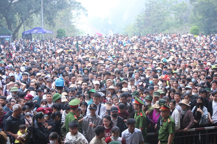 Hàng vạn người dân đổ về đền Hùng dâng hương - Ảnh 1. Hàng vạn người dân đổ về đền Hùng dâng hương - Ảnh 1.