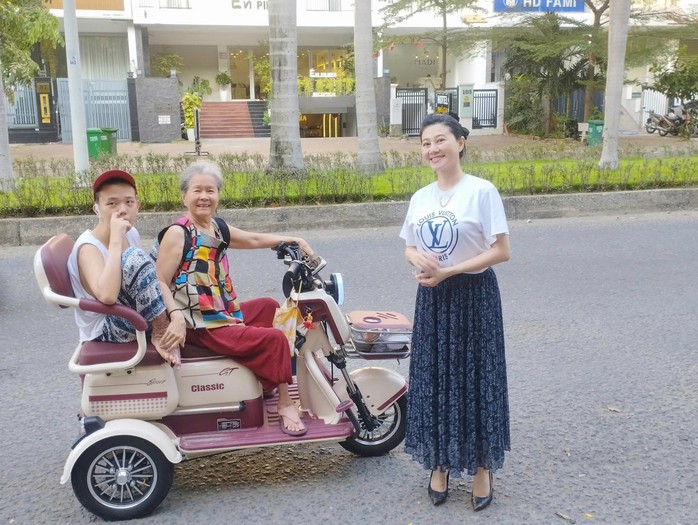 NSND Quế Trân tâm huyết với việc trao tặng cơm chay cho người nghèo- Ảnh 1. NSND Quế Trân tâm huyết với việc trao tặng cơm chay cho người nghèo- Ảnh 1.