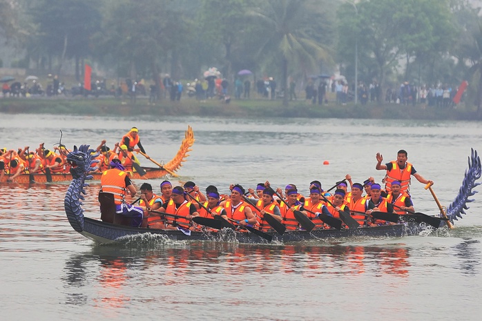 Hàng ngàn người dân đội mưa cổ vũ đua thuyền rồng chào mừng dịp lễ Giỗ Tổ Hùng Vương- Ảnh 2. Hàng ngàn người dân đội mưa cổ vũ đua thuyền rồng chào mừng dịp lễ Giỗ Tổ Hùng Vương- Ảnh 2.