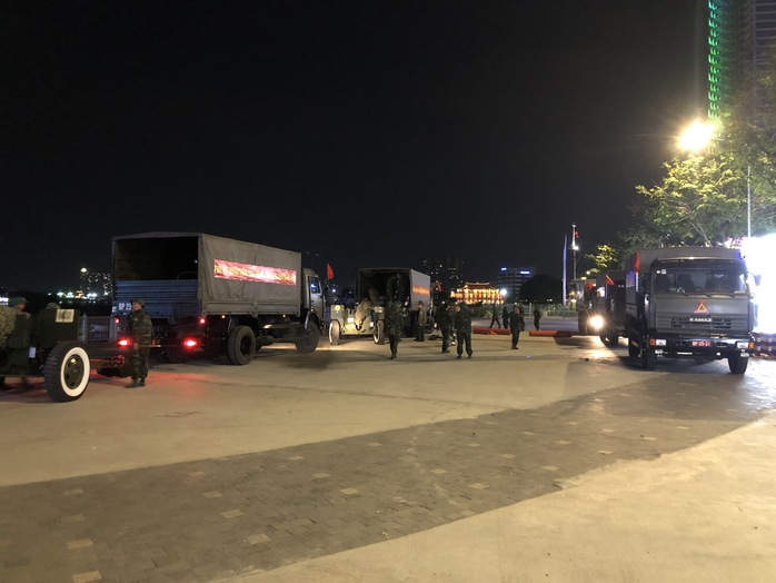 Bộ đội xuyên đêm triển khai trận địa pháo lễ cho ngày 30 tháng 4- Ảnh 8. Bộ đội xuyên đêm triển khai trận địa pháo lễ cho ngày 30 tháng 4- Ảnh 8.