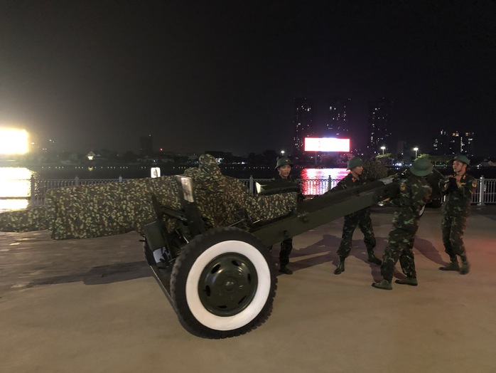 Bộ đội xuyên đêm triển khai trận địa pháo lễ cho ngày 30 tháng 4- Ảnh 9. Bộ đội xuyên đêm triển khai trận địa pháo lễ cho ngày 30 tháng 4- Ảnh 9.