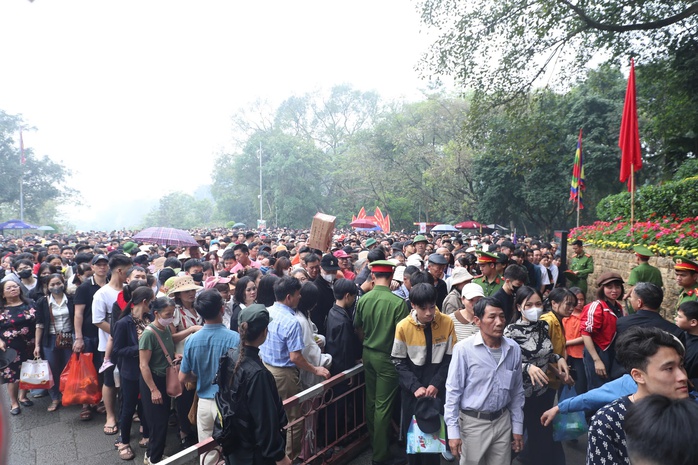 Hàng vạn người dân đổ về đền Hùng dâng hương - Ảnh 5. Hàng vạn người dân đổ về đền Hùng dâng hương - Ảnh 5.