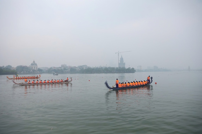Hàng ngàn người dân đội mưa cổ vũ đua thuyền rồng chào mừng dịp lễ Giỗ Tổ Hùng Vương- Ảnh 1. Hàng ngàn người dân đội mưa cổ vũ đua thuyền rồng chào mừng dịp lễ Giỗ Tổ Hùng Vương- Ảnh 1.