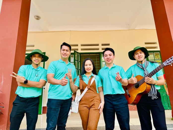 "Giai điệu tự hào"- dấu ấn mới của ca sĩ Viết Thu- Ảnh 2. "Giai điệu tự hào"- dấu ấn mới của ca sĩ Viết Thu- Ảnh 2.