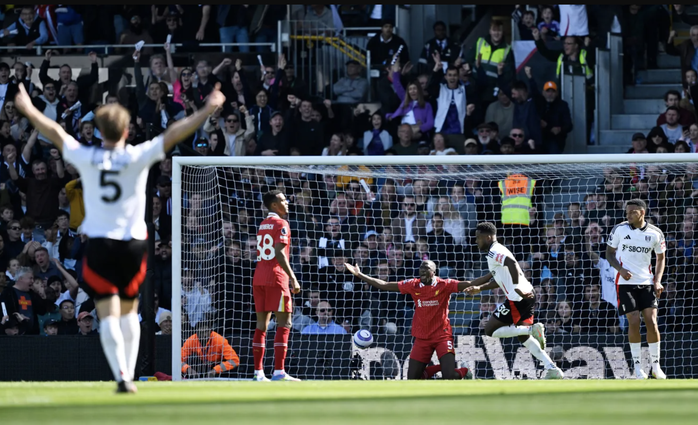 Liverpool thất thủ, Ngoại hạng Anh hò reo ăn mừng- Ảnh 2. Liverpool thất thủ, Ngoại hạng Anh hò reo ăn mừng- Ảnh 2.
