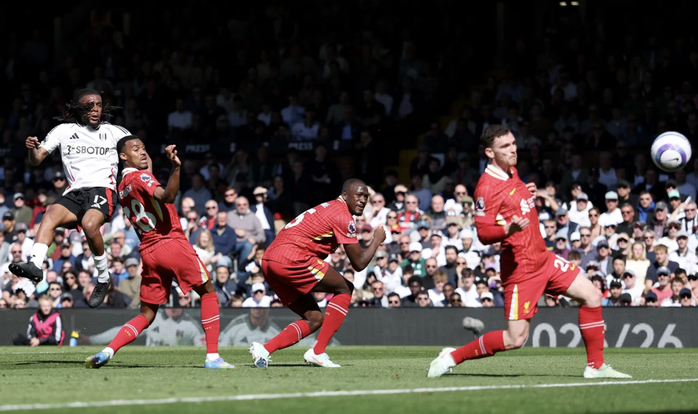 Liverpool thất thủ, Ngoại hạng Anh hò reo ăn mừng- Ảnh 3. Liverpool thất thủ, Ngoại hạng Anh hò reo ăn mừng- Ảnh 3.