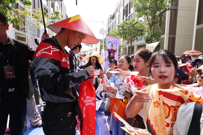 Khi người hâm mộ dùng đến "quyền tẩy chay"- Ảnh 2. Khi người hâm mộ dùng đến "quyền tẩy chay"- Ảnh 2.