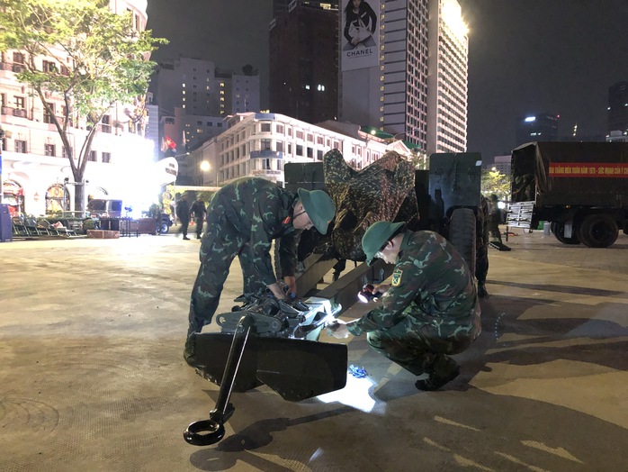 Bộ đội xuyên đêm triển khai trận địa pháo lễ cho ngày 30 tháng 4- Ảnh 7. Bộ đội xuyên đêm triển khai trận địa pháo lễ cho ngày 30 tháng 4- Ảnh 7.