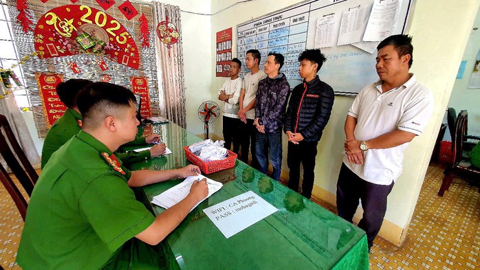 Thản nhiên lập sòng đánh bạc giữa hoa viên- Ảnh 1. Thản nhiên lập sòng đánh bạc giữa hoa viên- Ảnh 1.